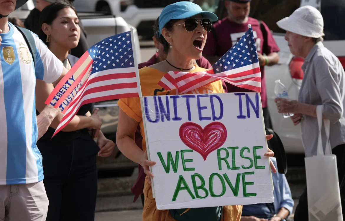 Apoyo récord a la inmigración, aumenta rechazo a las deportaciones y al muro fronterizo desde la vuelta de Trump: encuesta de Gallup