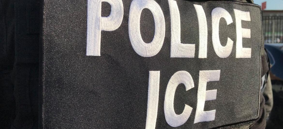 Así es como ICE logra rastrear las transferencias de banco de migrantes en Estados Unidos