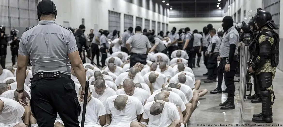 Migrante enviado al CECOT demanda al gobierno de Trump